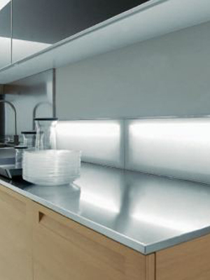 Crédence lumineuse LUISINA « creo » 1200 avec tablette verre - Eclairage fluorescent - Verre haute résistante - Finition aluminium