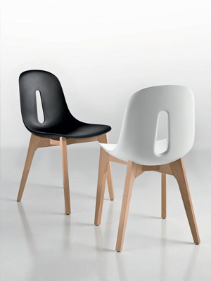 Chaise CREALIGNE « woody ». Chaise bois et polyuréthane blanc structure hêtre verni naturel. Existe en version tabouret 65 cm et 75 cm.