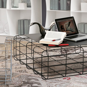 Tables en métal peint, composées par des fils métalliques soudés et un petit plan d'appui en métal soudé, dans un style adapté du design "indus'". Design Luca Roccadadria.